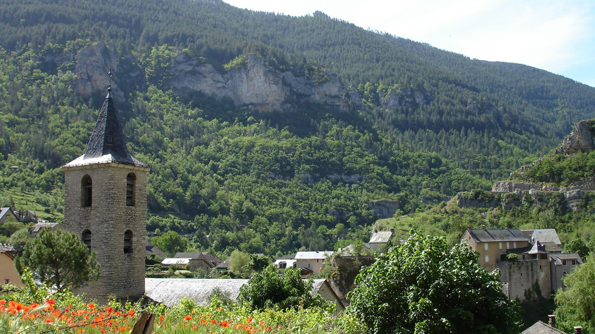 Clocher de village dans les gorges du Tarn et de la Jonte - Occitanie - France