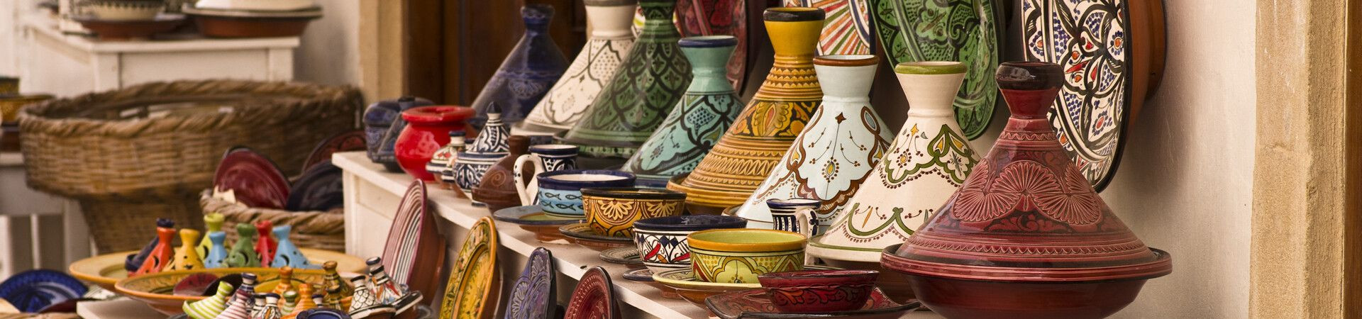 Tajines colorés et poteries artisanales dans un souk - Maroc