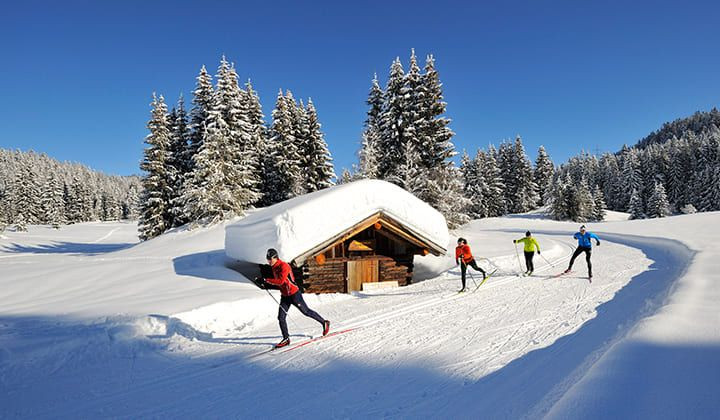 Skieurs de fond près d'un chalet enneigé - Seefeld - Tyrol autrichien
