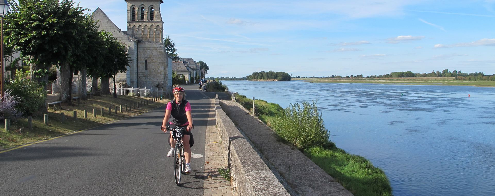 Cycliste sur les bords de Loire au Thoureil - Anjou - France