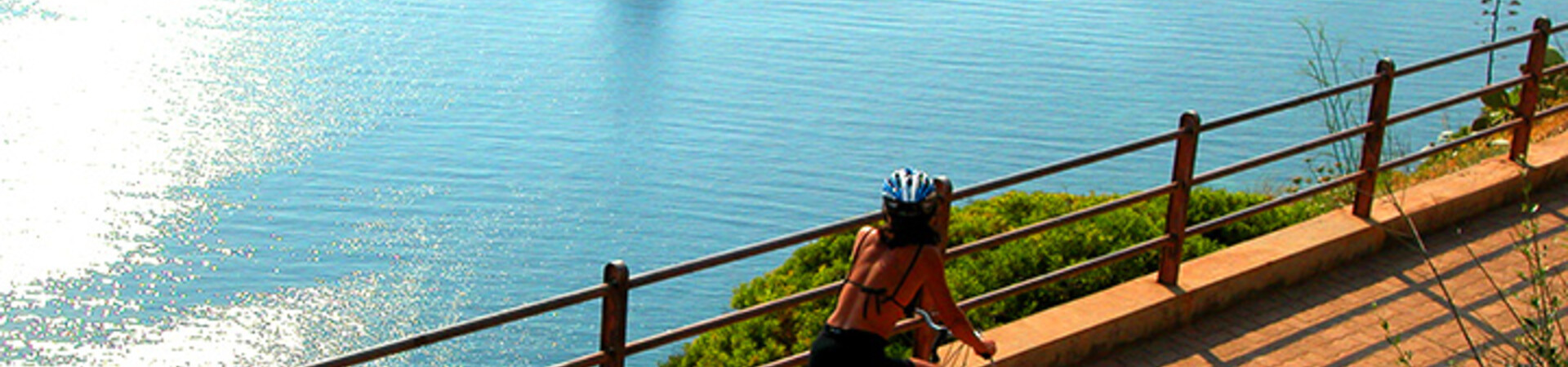 Cycliste sur un sentier littoral - côte ouest - Sardaigne, Italie