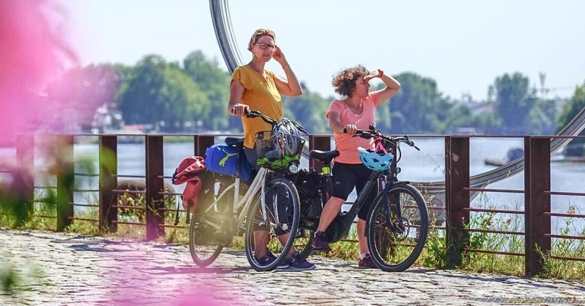 © La Vélodyssée, Aurélie Stapf Touristes à vélo devant les Anneaux de Buren - Nantes - France
