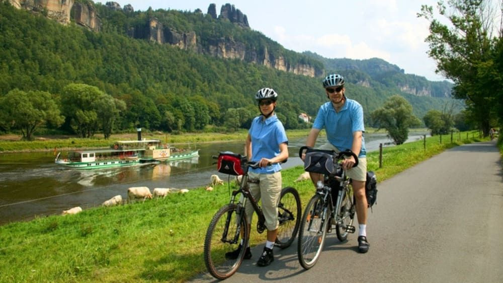Cyclistes Au Bord De Lelbe - Tchéquie