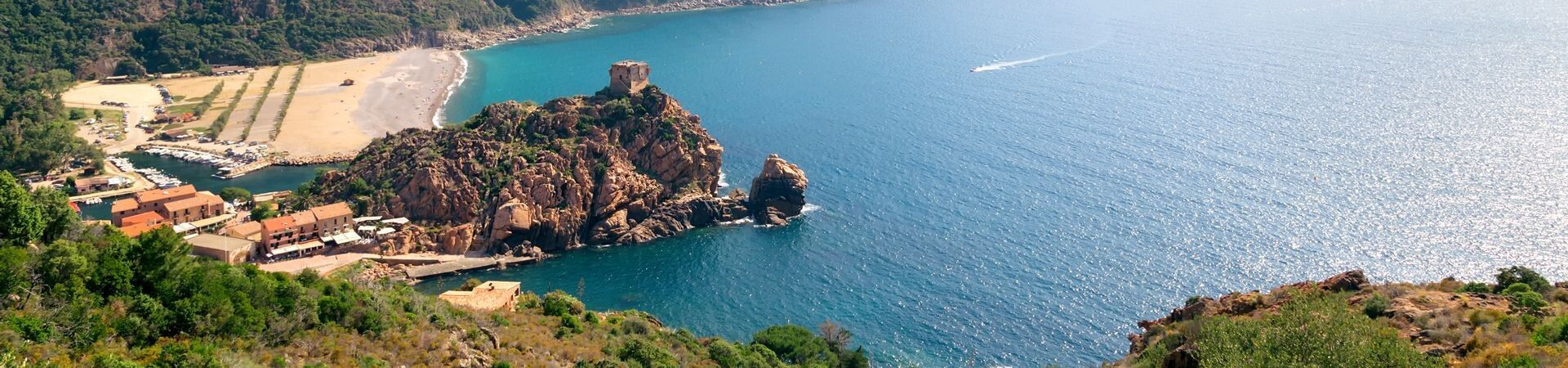 Tour génoise et plage du golfe de Porto - Corse - France