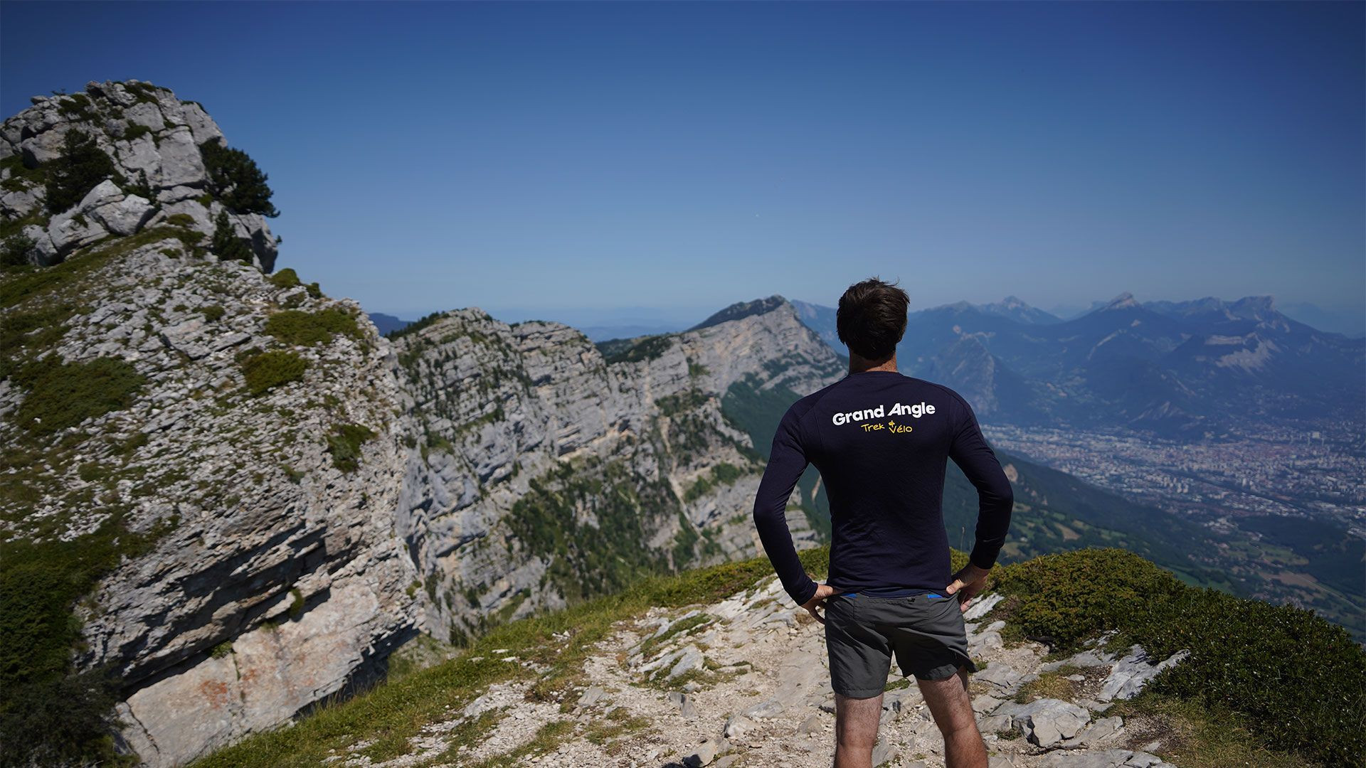 © Florent Delaunay Randonneur au Pic Saint-Michel, vue sur Grenoble - Vercors