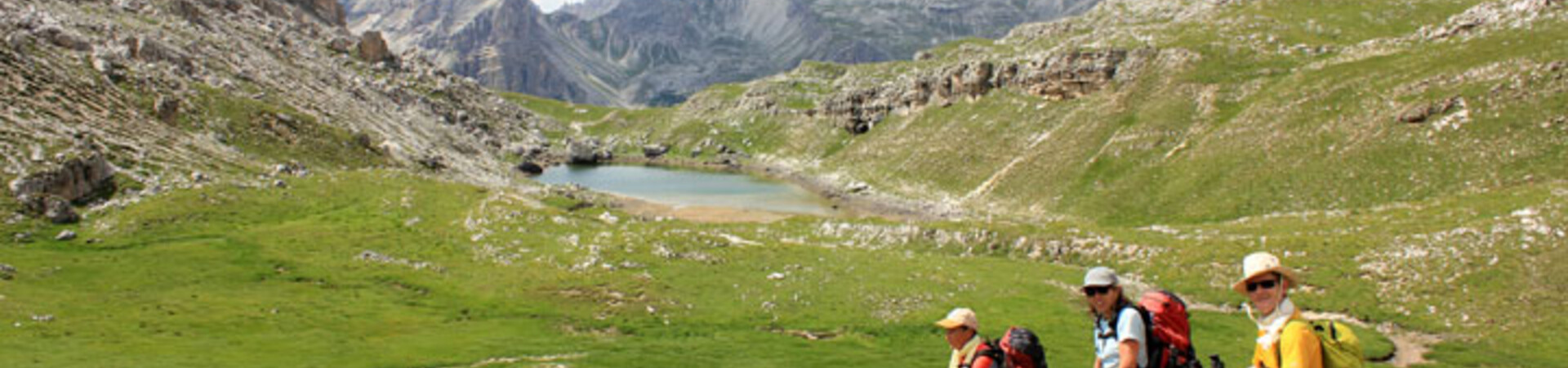 Randonneurs dans un vallon verdoyant - Dolomites - Italie