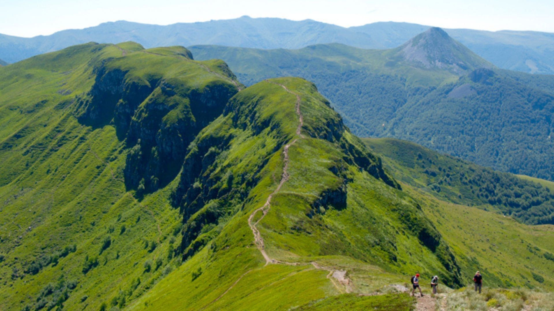 Randonneurs sur un sentier de crête - Monts du Cantal - Auvergne, France