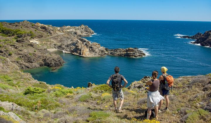 Randonneurs sur le sentier côtier de Collioure à Cadaqués