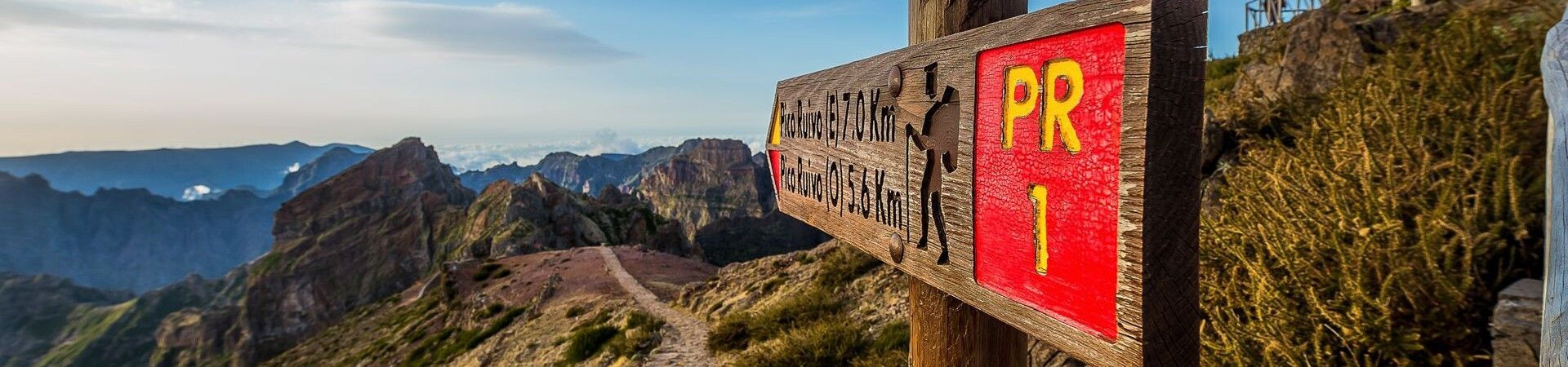 Panneau de randonnée PR1 vers Pico Ruivo - Madère - Portugal