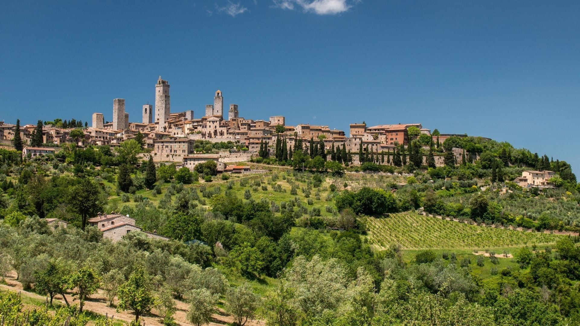 © Adobe Stock Village perché de San Gimignano - Toscane - Italie