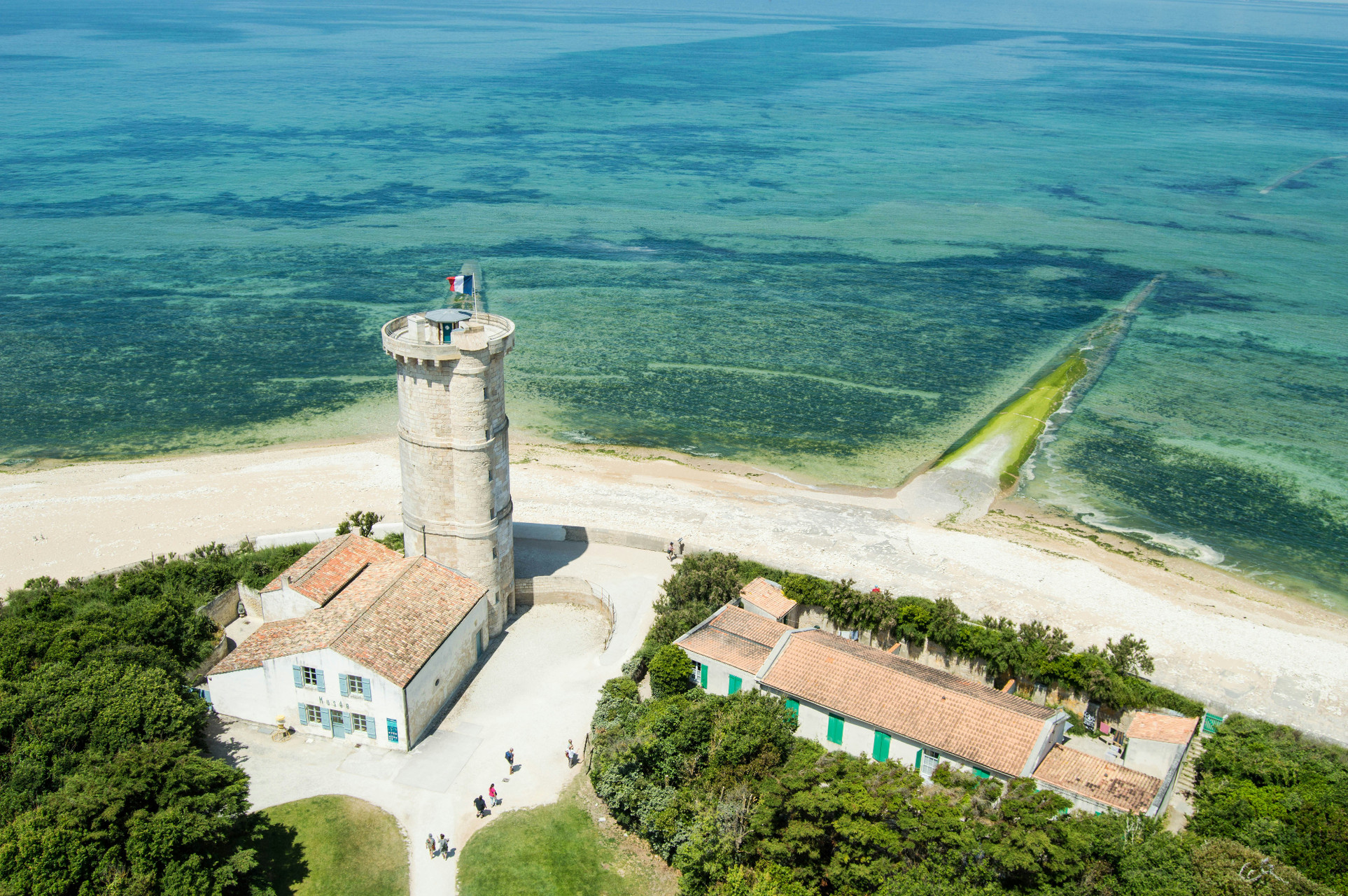 © Lucas Gallone Phare des baleines face mer-Ile-de-Ré-unsplash