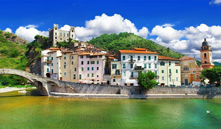 Village au bord d'une rivière et pont de pierre - Ligurie - Italie