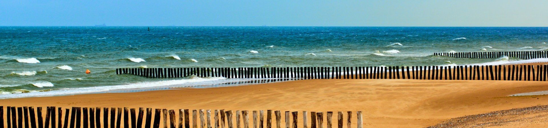 Plage de sable avec brise-lames en bois - Côte Atlantique - France