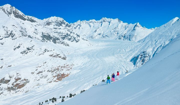 Randonneurs en raquettes face au glacier d'Aletsch - Valais - Suisse