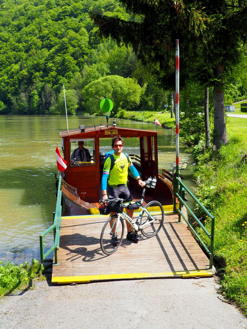 Ferry sur le Danube