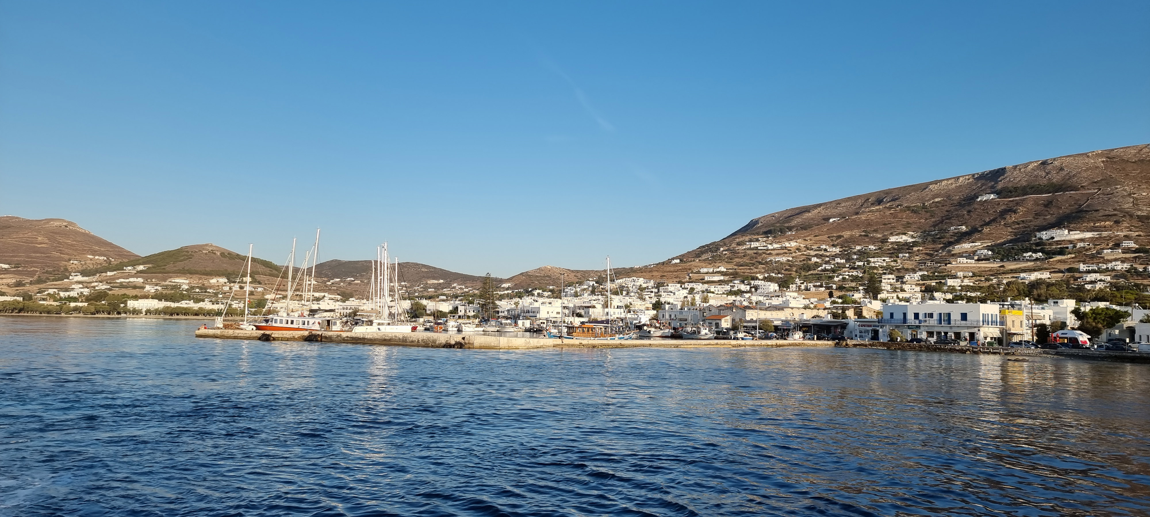 Naxos - Baignade avec vue sur le port © Anne-Marie Billault