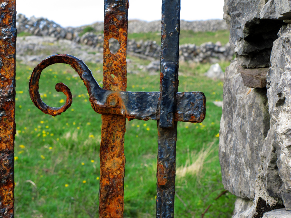Portail dans un mur sur Inishmore la principale des îles d’Aran © François Ribard