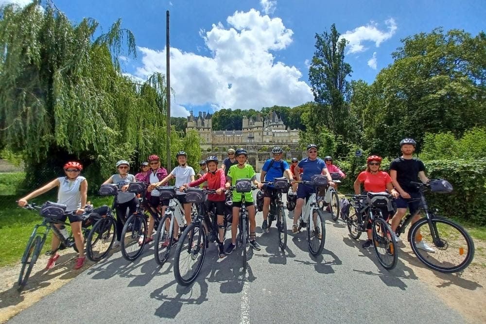 Le groupe de cyclotouristes devant le château d'Ussé © Charlotte Laventureux