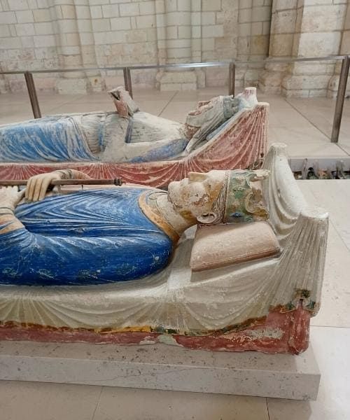Alienor et Henri II ; Deux des quatres gisants royaux de la nécropôle royale des Plantagenêt à l'Abbaye Royale de Fontevraud © Charlotte Laventureux