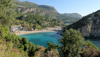 La baie d'Agios Spyridon à Palaiokastritsa sur l'île de Corfou