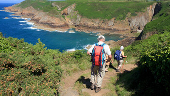 Randonneurs sur le cliffpath de Jersey