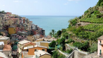 Des maisons colorées au bord des falaises, une des caractéristiques typiques des villages de Cinque Terre