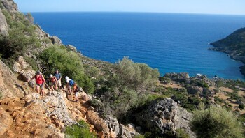 Montée au-dessus du site de Lissos en Crète