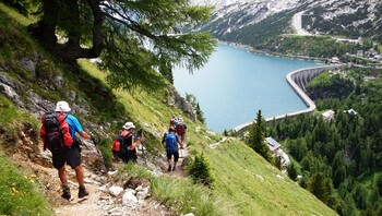 Randonnée au-dessus du lac de Fedaia en Italie