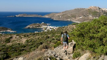 Randonnée sur l'île de Cythère au-dessus de la baie de Kapsali