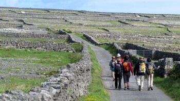 Randonneurs sur Inishmore en Irlande