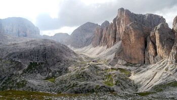 Le refuge Antermoia et la Cima di Dona dans les Dolomites