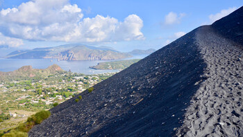 Sentier sur Vulcano dans les îles Éoliennes