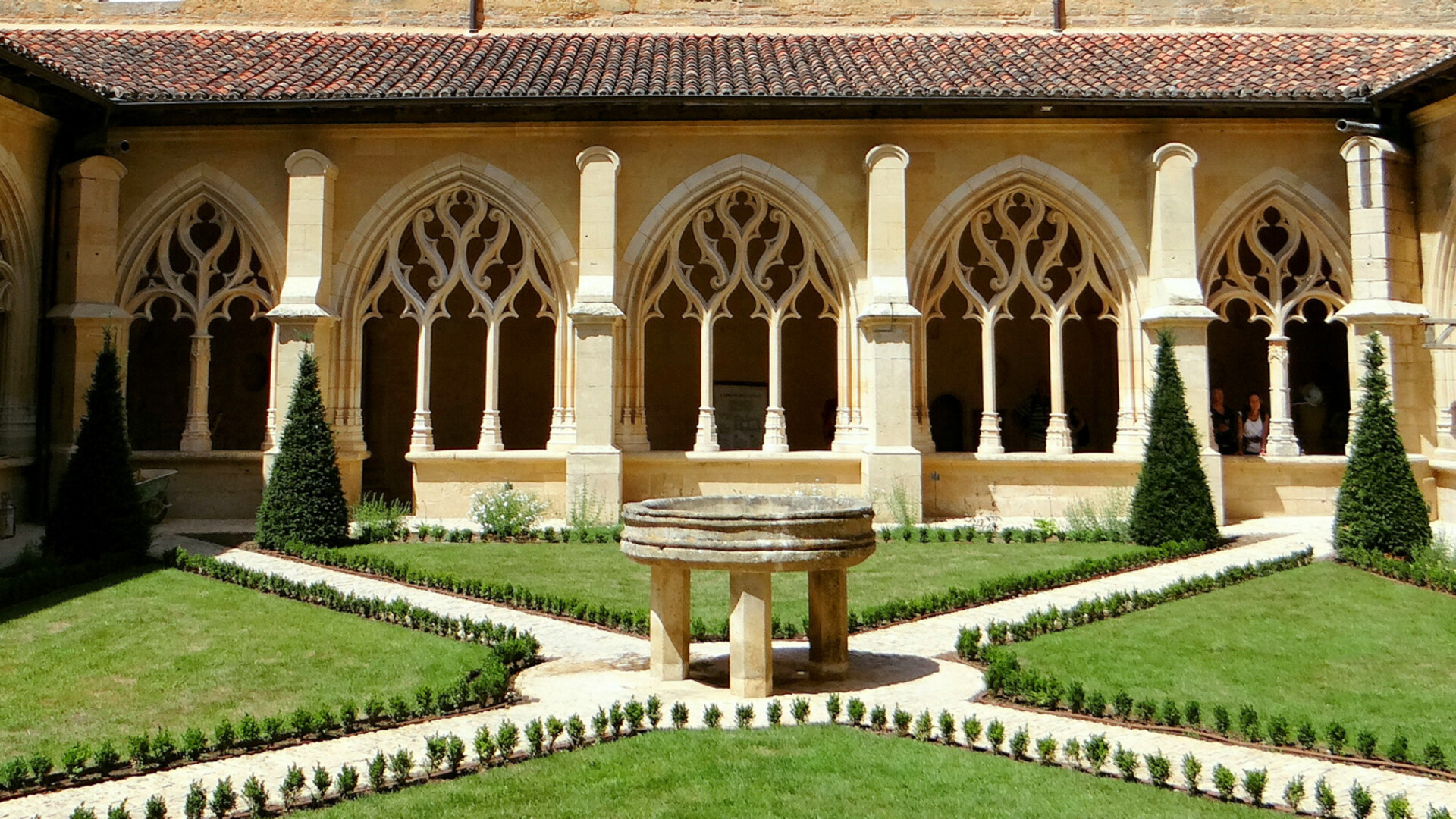 Cloître de l'abbaye de Cadouin dans le Périgord