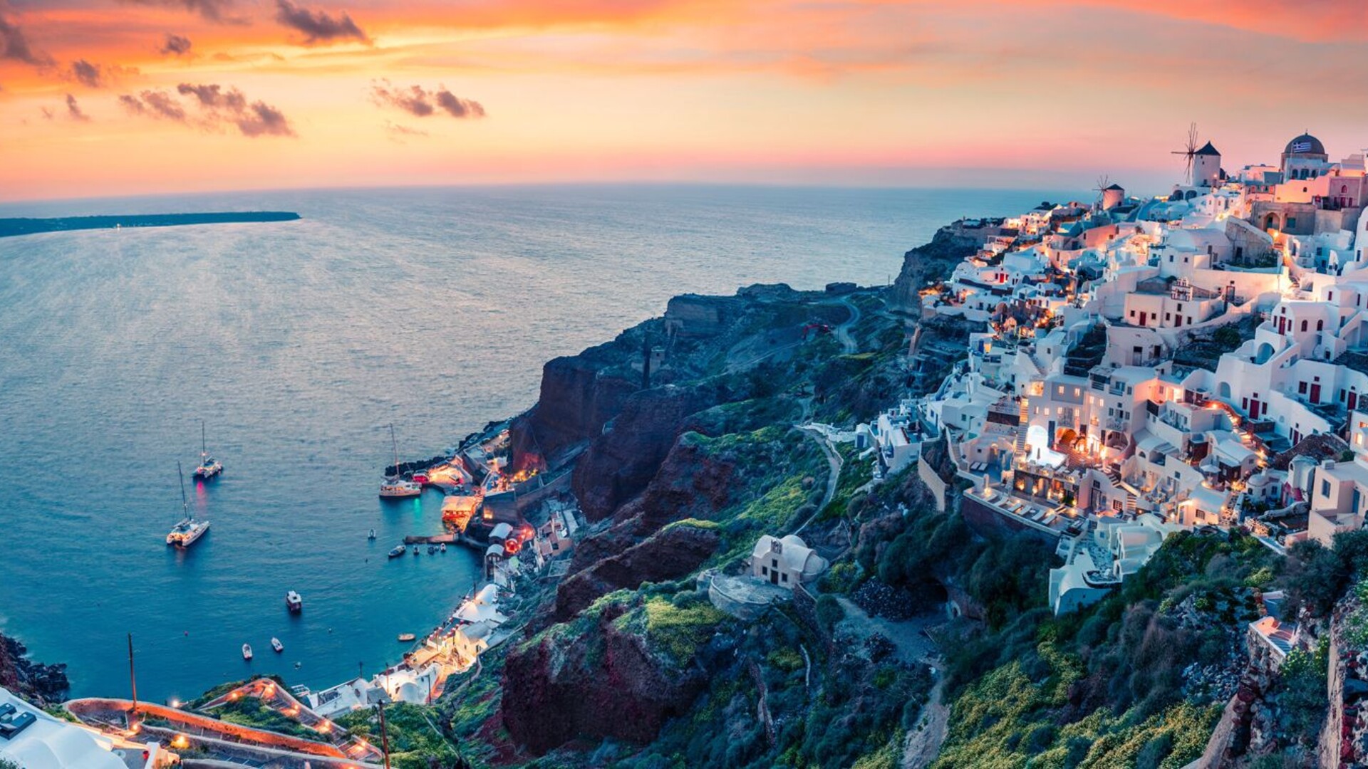 Coucher de soleil sur le village d'Oia, Santorin, Cyclades, Grèce