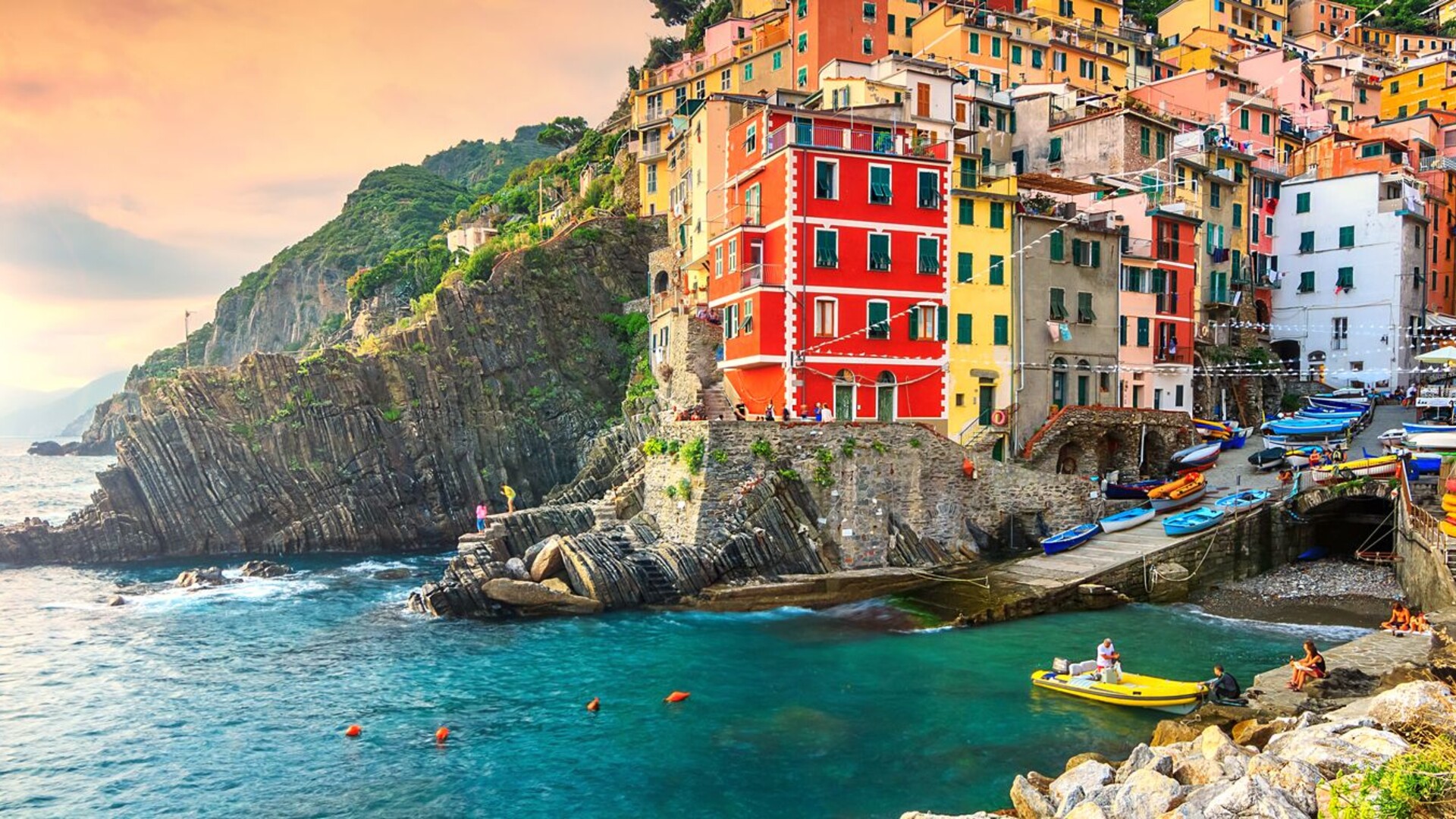 Coucher de soleil sur le village de Riomaggiore, dans les Cinque Terre, Italie