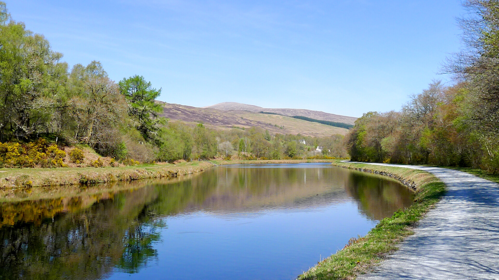 La Great Glen Way et la canal calédonien à Torcastle, Écosse