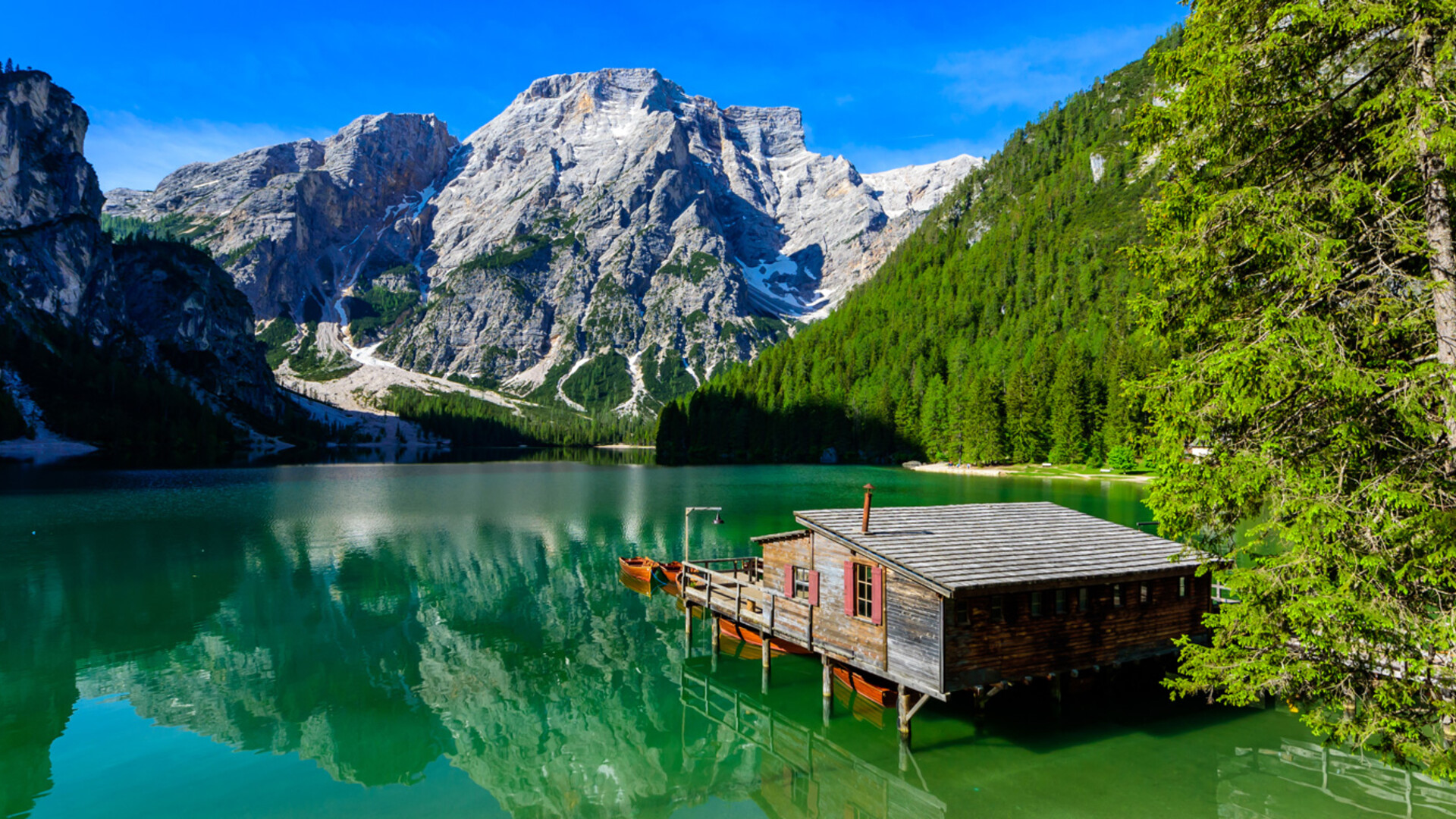 Lac de Braies dans les Dolomites en Italie