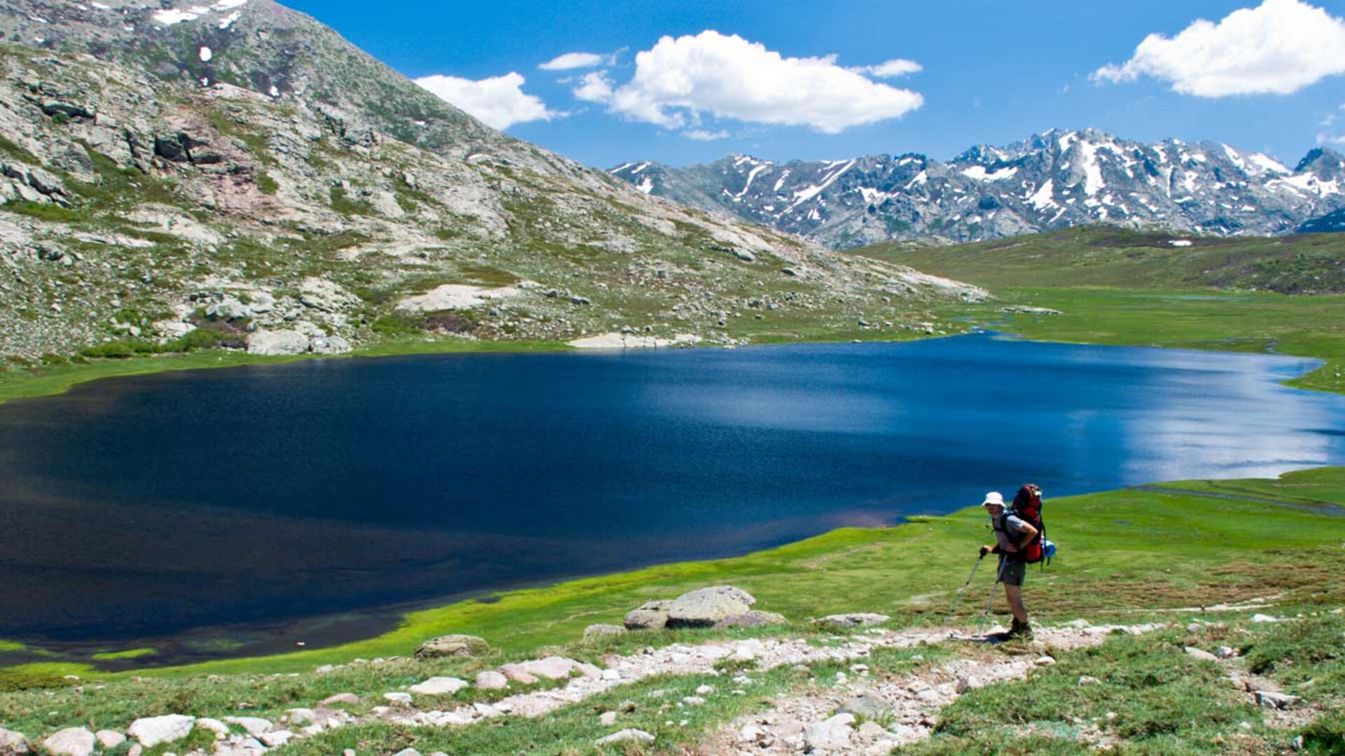 Un randonneur contemplant le lac de Nino sur le GR20