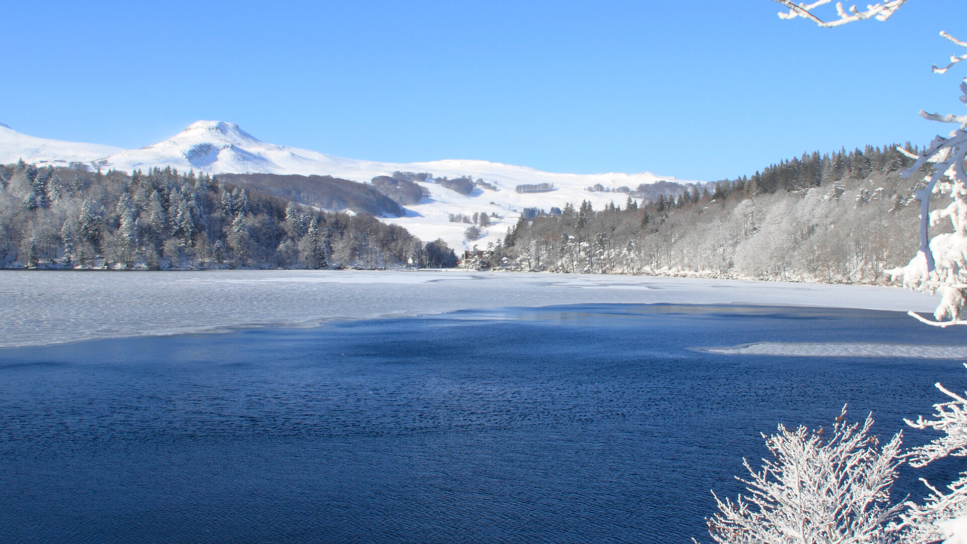 Lac Pavin à Besse en hiver