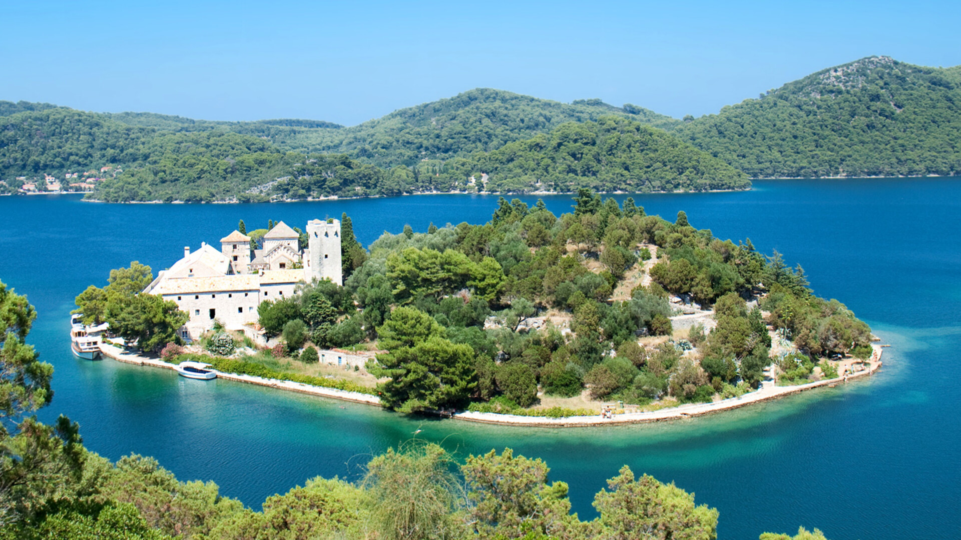 Monastère sur l'îlot de Sainte Marie dans le parc national de Mljet