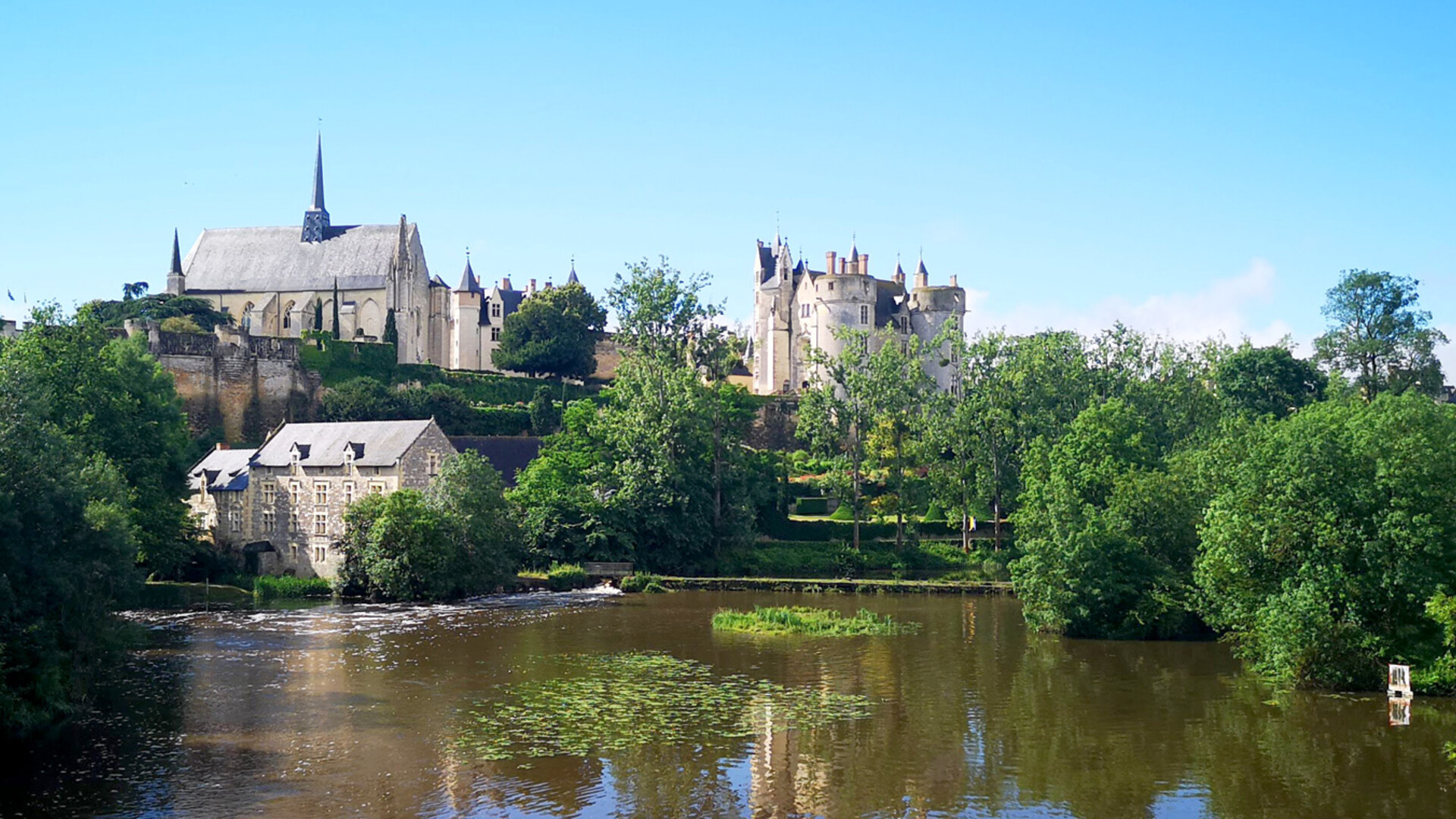 Montreuil-Bellay et le Thouet dans le Pays de la Loire