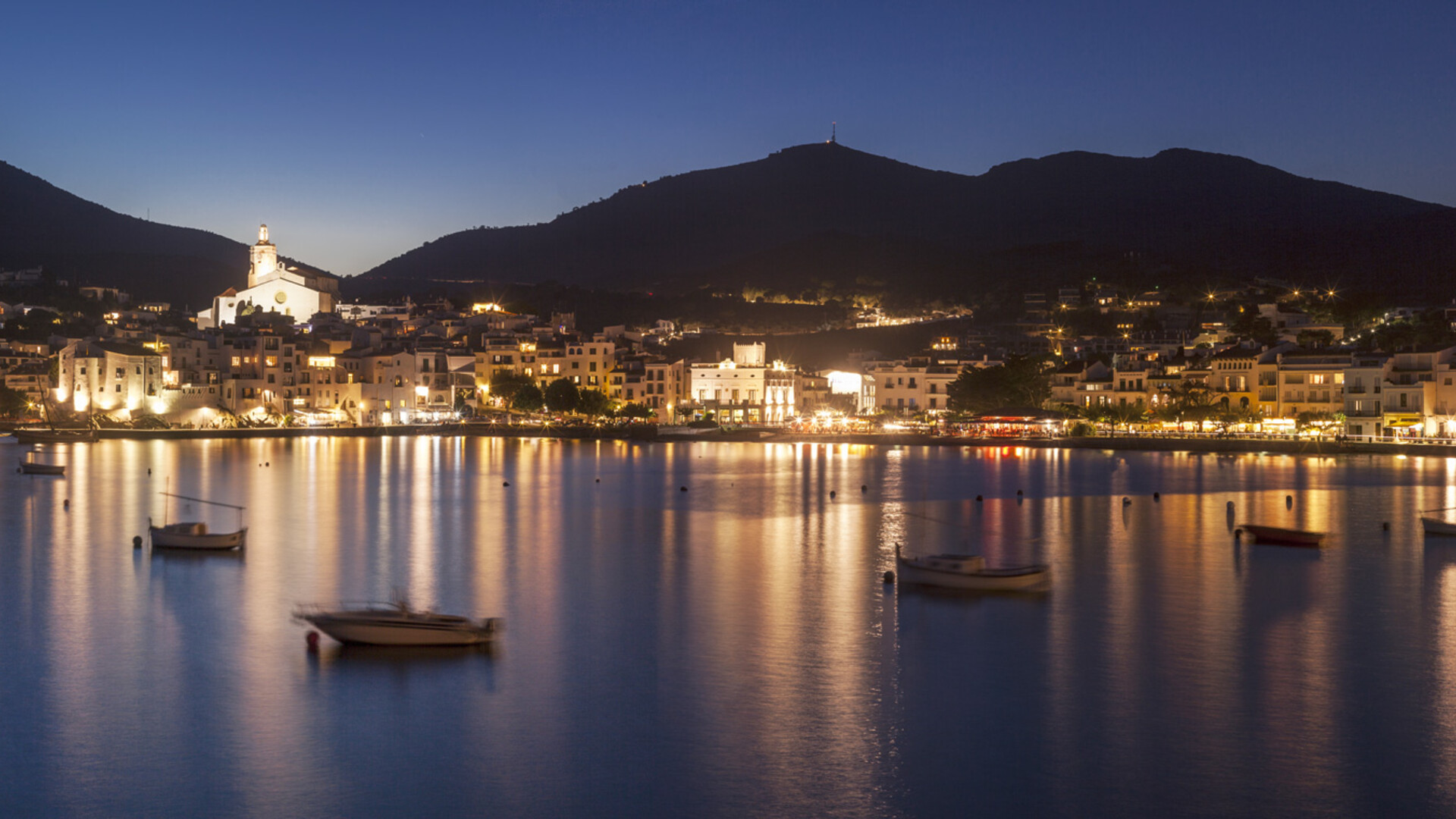 À la nuit tombé sur Cadaqués, Espagne