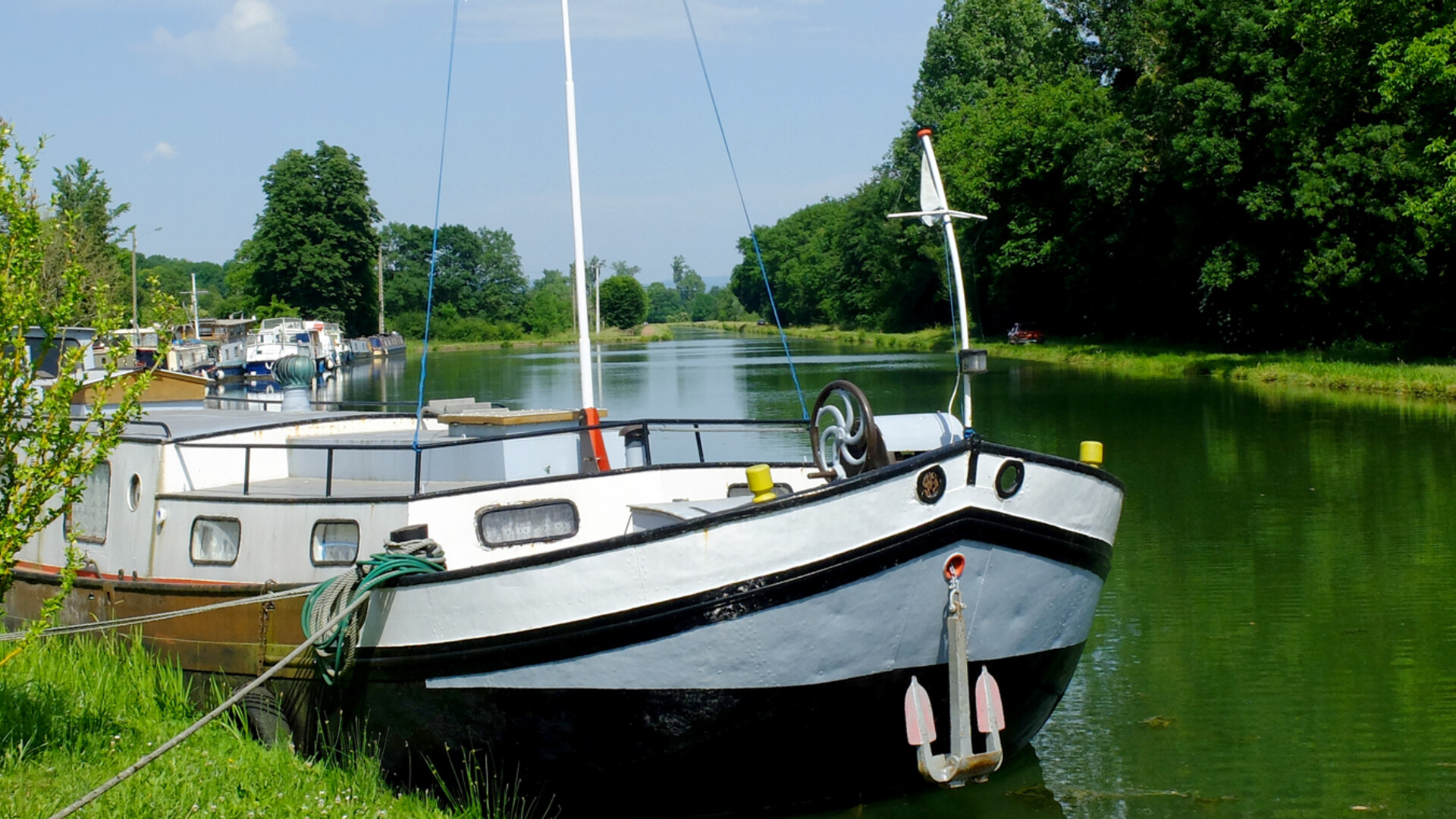 Péniche sur le canal de Bourgogne