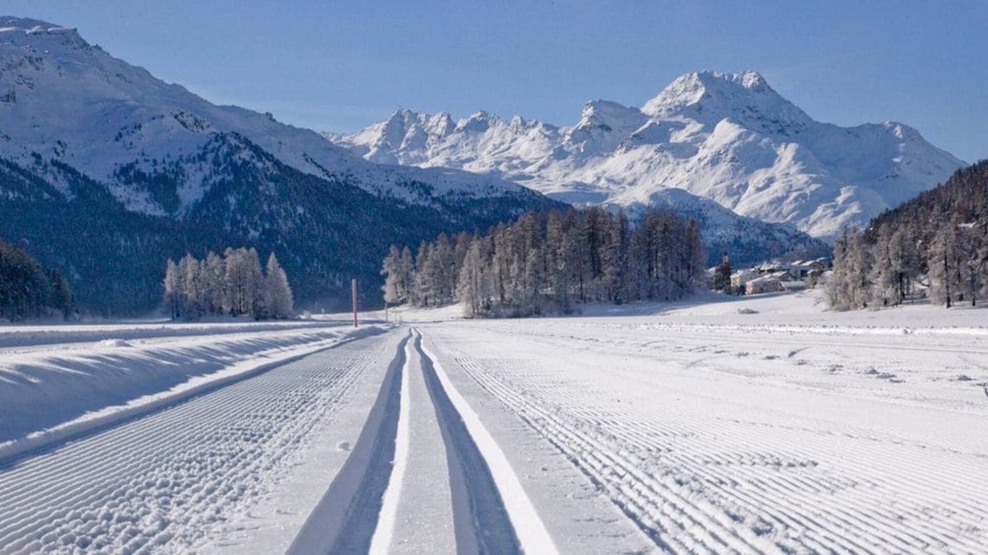 Piste de ski de fond sur le lac de Champfèr en Engadine 