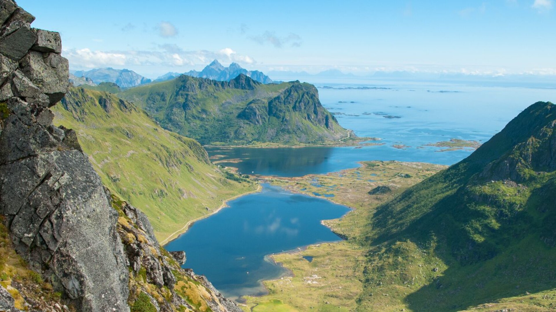 Point de vue sur les fjords et la mer 