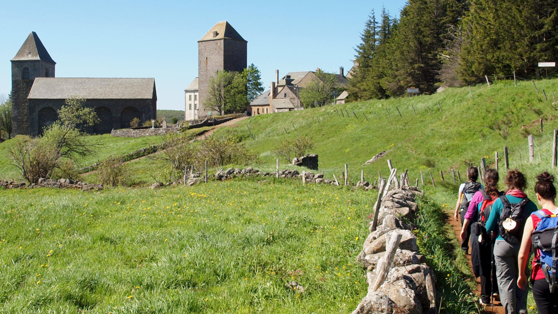 Randonnée au village d'Aubrac, sur le chemin de Saint-Jacques de Compostelle