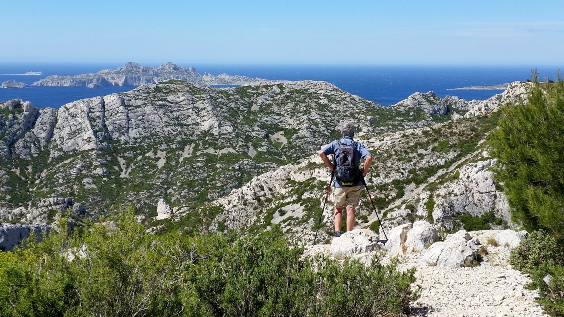 Randonneur dans le parc national des Calanques