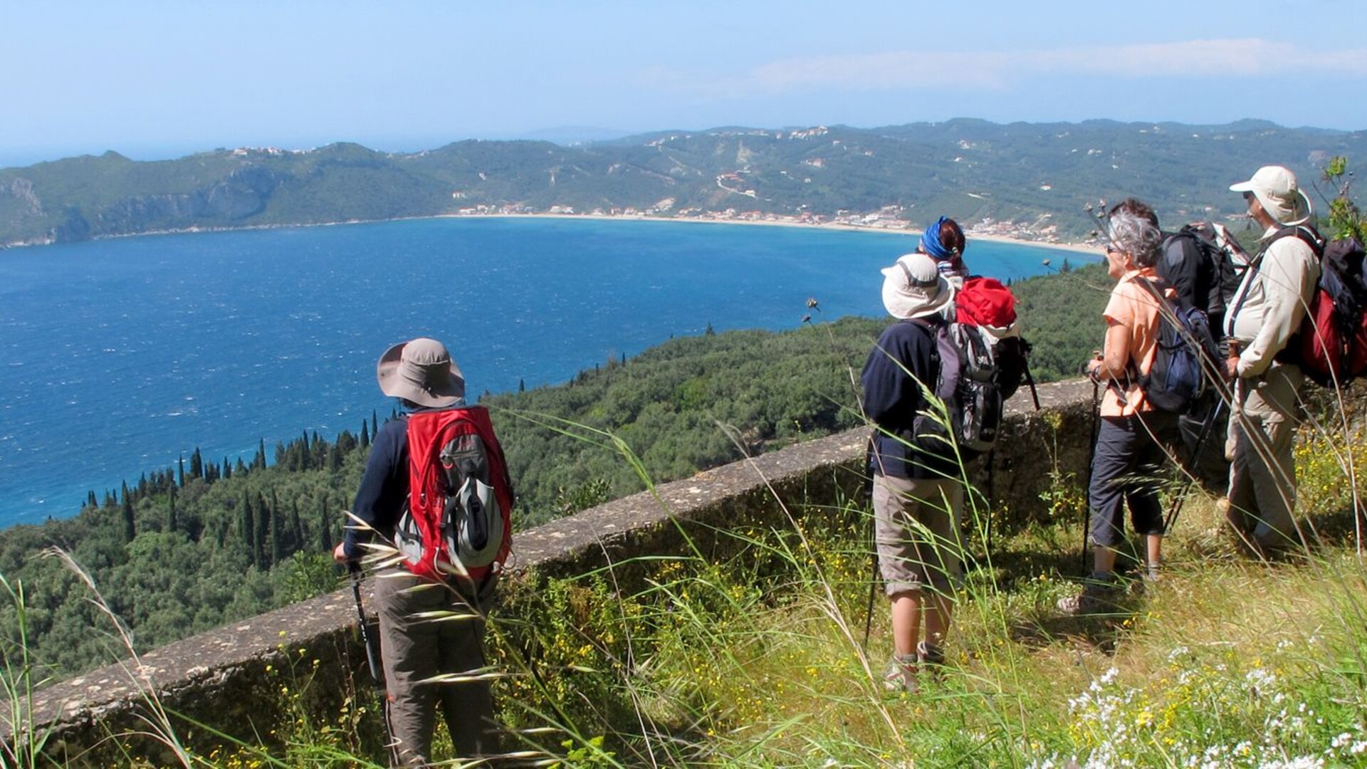 Randonneurs admirant la baie d'Agios Georgios, Corfou