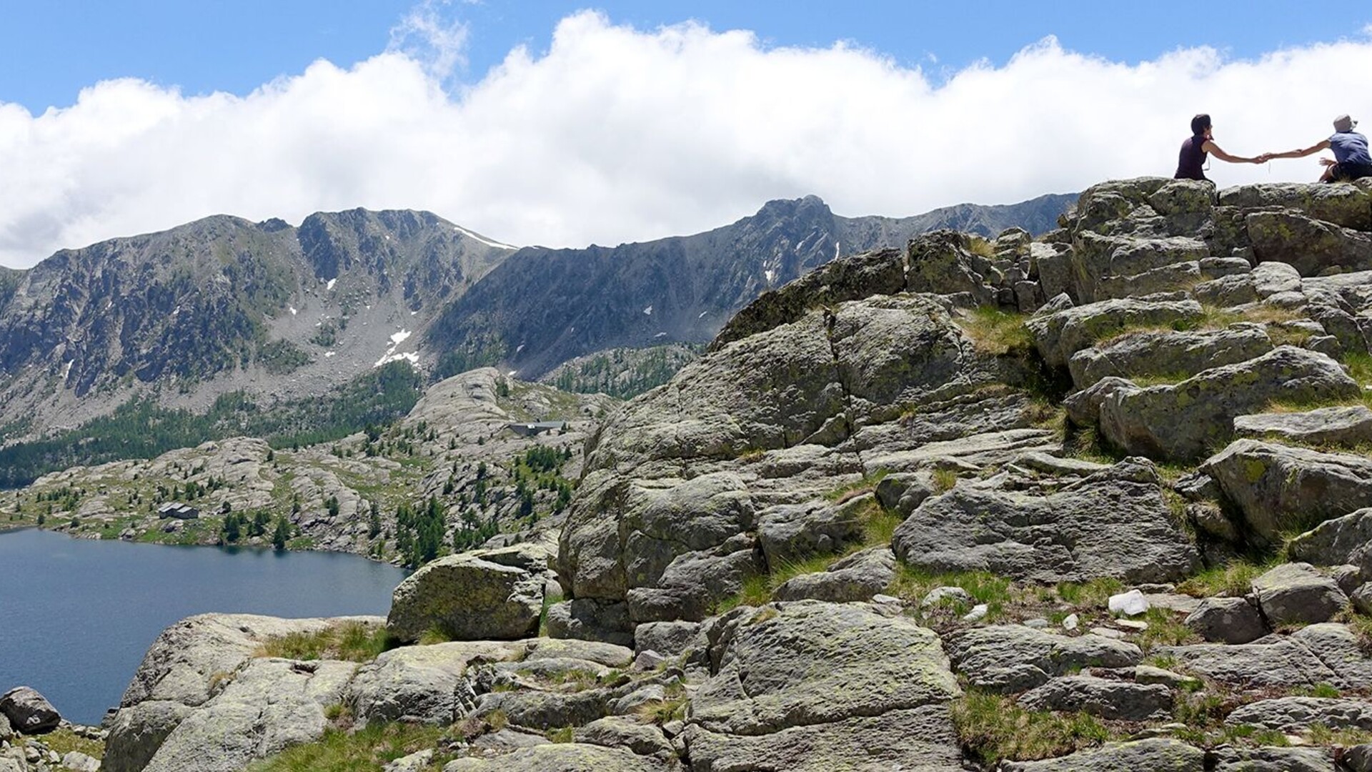 Randonneurs au-dessus du lac Long Supérieur, parc national du Mercantour