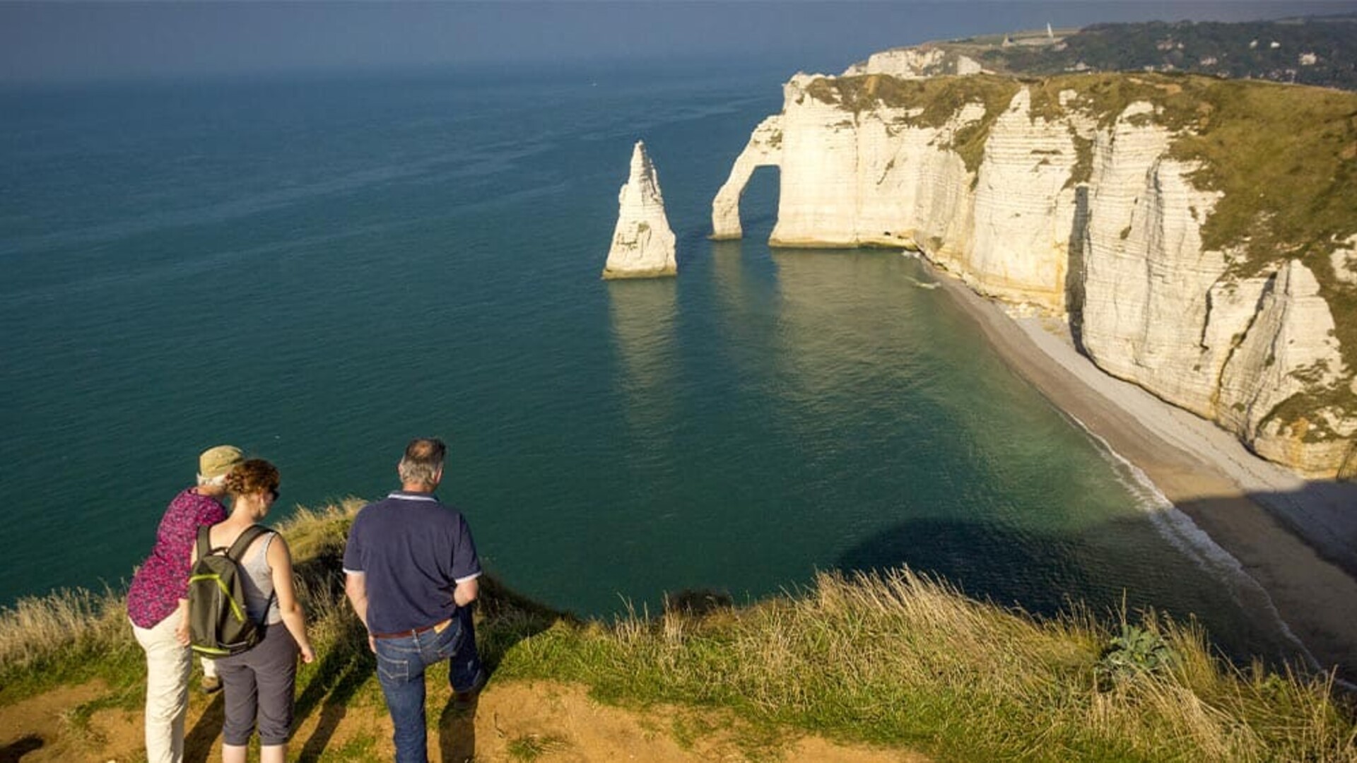 randonneurs sur la cote albatre-falaise d'etretat